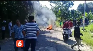 Sejumlah warga dari empat desa, di Kecamatan Pakong, Pamekasan, Jawa Timur, memblokade jalan Desa Bandungan dan Desa Cen Lecen, yang merupakan jalan akses satu-satunya untuk menuju dua desa lain di Kecamatan Pakong, Pamekasan, Jawa Timur.