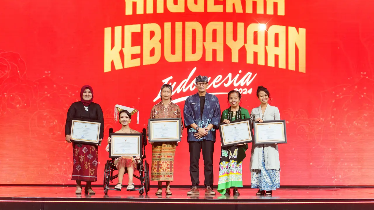 Kemendikbudristek memberikan penghargaan pada 5 orang penggerak budaya terpilih dalam Anugerah Kebudayaan Indonesia atau AKI 2024 untuk kategori Pelopor dan/atau Pembaru.