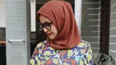 Mengenakan blouse bermotif dan colorful, Reva memilih untuk mengenakan hijab polos berwarna Cokelat. Tampilannya ini cocok banget dipakai untuk ke kampus. (Instagram/vatemat)