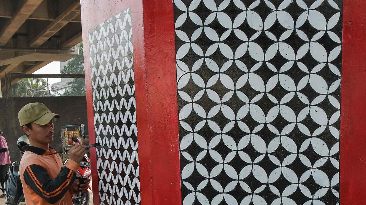 Pemerintah Provinsi DKI Jakarta melakukan pembuatan mural di tiang penyangga Tol Becakayu untuk menyambut hari Kemerdekaan RI ke 78.