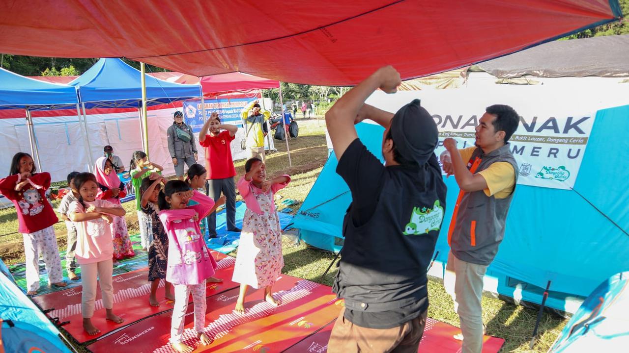 Kakak-kakak dari Dongeng Ceria bermain bersama anak-anak pengungsian erupsi Gunung Semeru. (Foto: Dongeng Ceria)