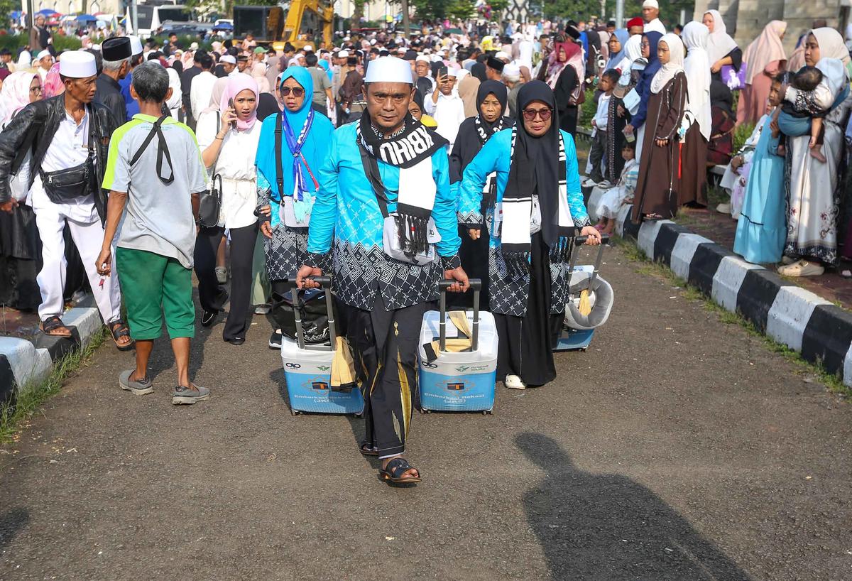 FOTO: Peluk Perpisahan Iringi Keberangkatan Jemaah Haji Bogor