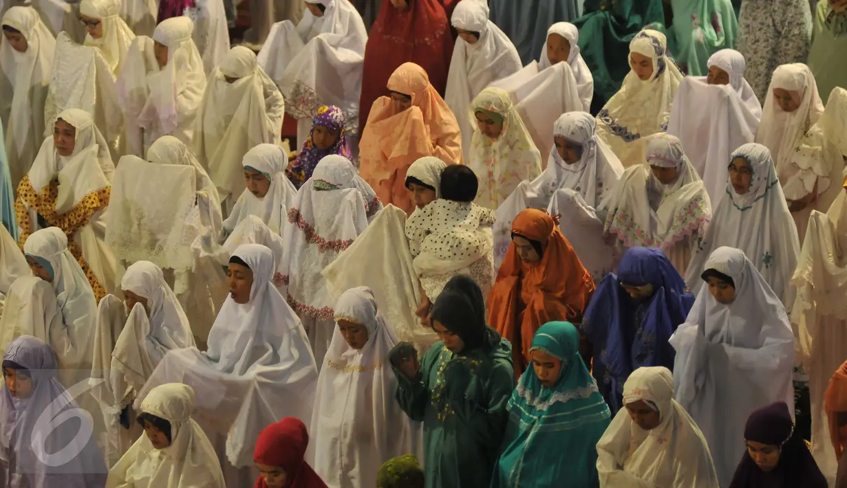 Umat muslim saat melaksanakan salat Idul Adha 1437 H di Masjid Istiqlal, Jakarta, Senin (12/9). Adapun momentum salat Idul Adha di Istiqlal kali ini berjalan tanpa kehadiran Presiden Jokowi dan Wapres Jusuf Kalla. (Liputan6.com/Gempur M Surya)
