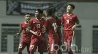 Pemain Timnas Indonesia U-16 merayakan gol yang dicetak Yadi Mulyadi ke gawang Singapura pada laga uji coba di Stadion Wibawa Mukti, Cikarang, Kamis, (8/6/2017). Indonesia menang 4-0. (Bola.com/M Iqbal Ichsan)