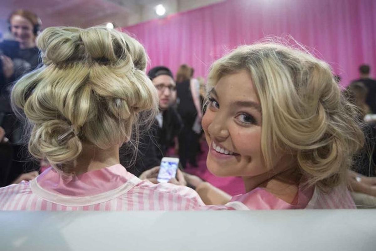 Intip kesibukan model-model seksi Victoria's Secret di ruang ganti
