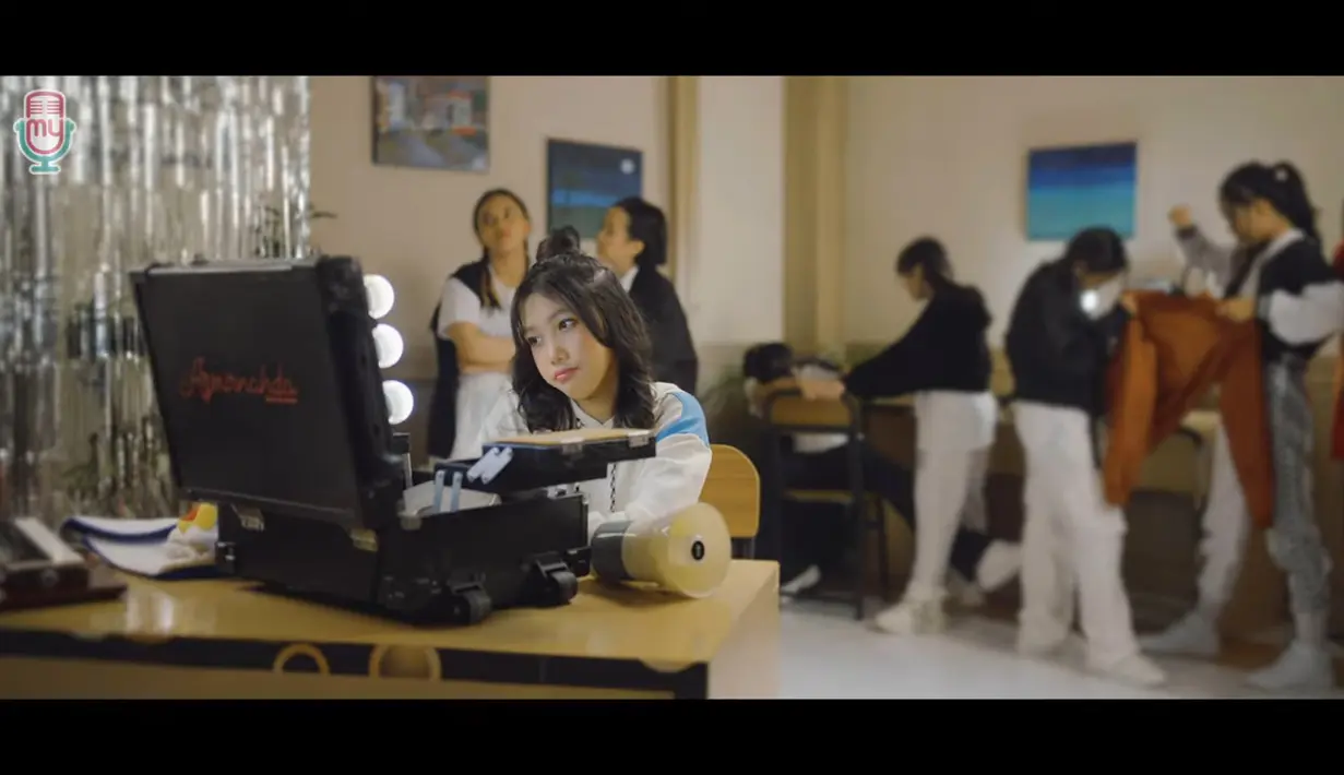 Jenaka tak canggung tampil di depan kamera. Justru tampak luwes bergaya dan ngedance di klipnya. [YouTube My Music Records]