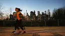 Warga berolahraga setelah matahari terbenam saat menikmati taman Brooklyn di New York City (21/2). Cuaca New York akan berubah kembali ke musim dingin dengan suhu yang diperkirakan 30 derajat. (AFP Photo/Spencer Platt)