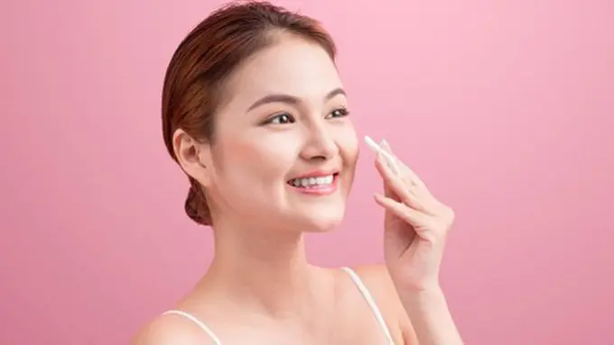 Facial mist homemade/copyright Shutterstock.com