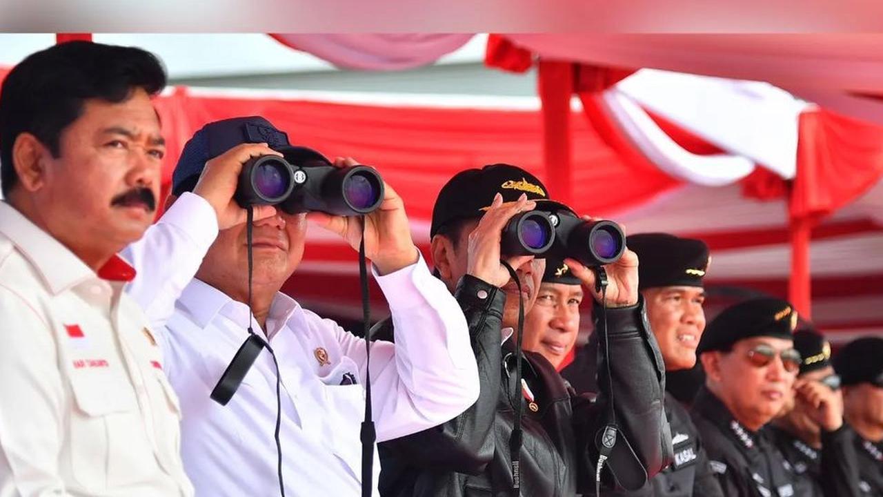 VIDEO: Jokowi Ditemani Prabowo Lihat Aksi Pasukan Khusus TNI AL Usai Terima Brevet Hiu Kencana di KRI RJW