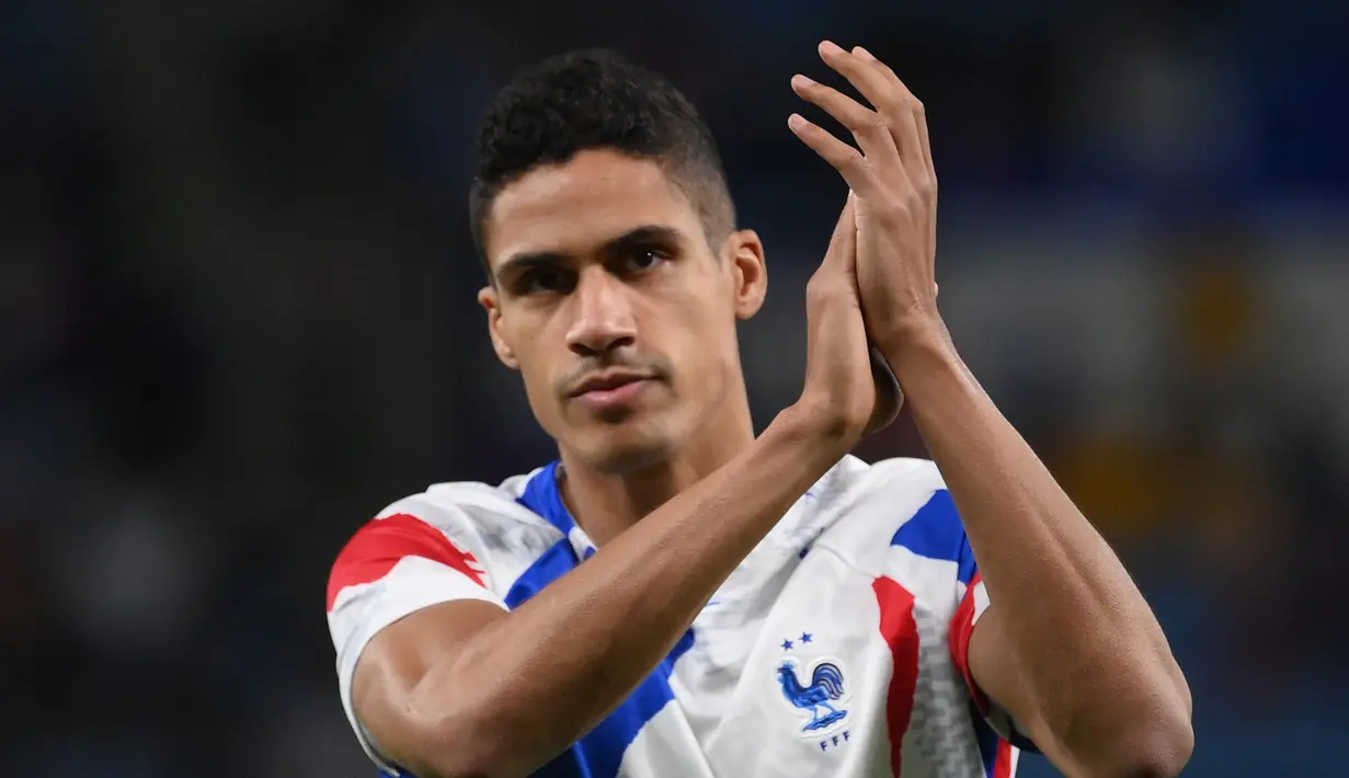 Bek Prancis, Raphael Varane memberi tepuk tangan kepada pendukung menjelang pertandingan melawan Australia pada Grup D Piala Dunia Qatar 2022 di Stadion Al-Janoub di Al-Wakrah, selatan Doha pada 22 November 2022. Varane mengumumkan pensiun dari sepak bola internasional setelah 10 tahun membela tim nasional Prancis pada usia 29 tahun. (AFP/FRANCK FIFE)