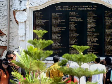 Sejumlah wisatawan tampak memadati monumen tragedi kemanusiaan untuk memeperingati hari meledaknya bom pada 12 Oktober 2002 di kawasan Kuta, Bali, Senin (12/10/2015). Upacara doa dan tabur bunga dilakukan wisatawan. (AFP PHOTO/SONNY Tumbelaka)