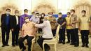 PM Thailand Prayuth Chan-ocha menerima tahap pertama vaksin Covid-19 AstraZeneca di Bangkok (16/3/2021). Thailand menangguhkan penggunaan vaksin, menyusul sejumlah negara Eropa telah menghentikan penggunaannya karena masalah keamanan. (Government Spokesman Office via AP)