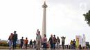 <p>Warga berwisata mengunjungi kawasan wisata Monumen Nasional (Monas) di Gambir, Jakarta Pusat, Jumat (30/6/2023). (Liputan6.com/Angga Yuniar)</p>