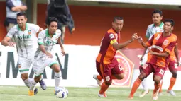 Pemain Surabaya United, Evan Dimas, berusaha mengatur serangan ke gawang Pusamania Borneo FC pada babak 8 besar Piala Jenderal Sudirman di Stadion Maguwoharjo, Sleman, Minggu (13/12/2015). (Bola.com/Nick Hanoatubun)
