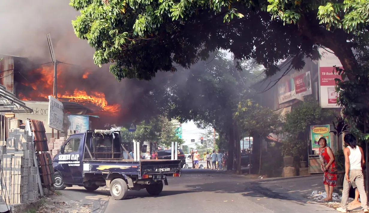 Sebuah toko material di kawasan Grogol dilanda kebakaran, Jakarta, Kamis (21/5/2015) siang sekitar pukul 15.00 WIB. Menurut warga sekitar, api diduga muncul dari lantai dua gudang toko material. (Liputan6.com/Helmi Afandi)