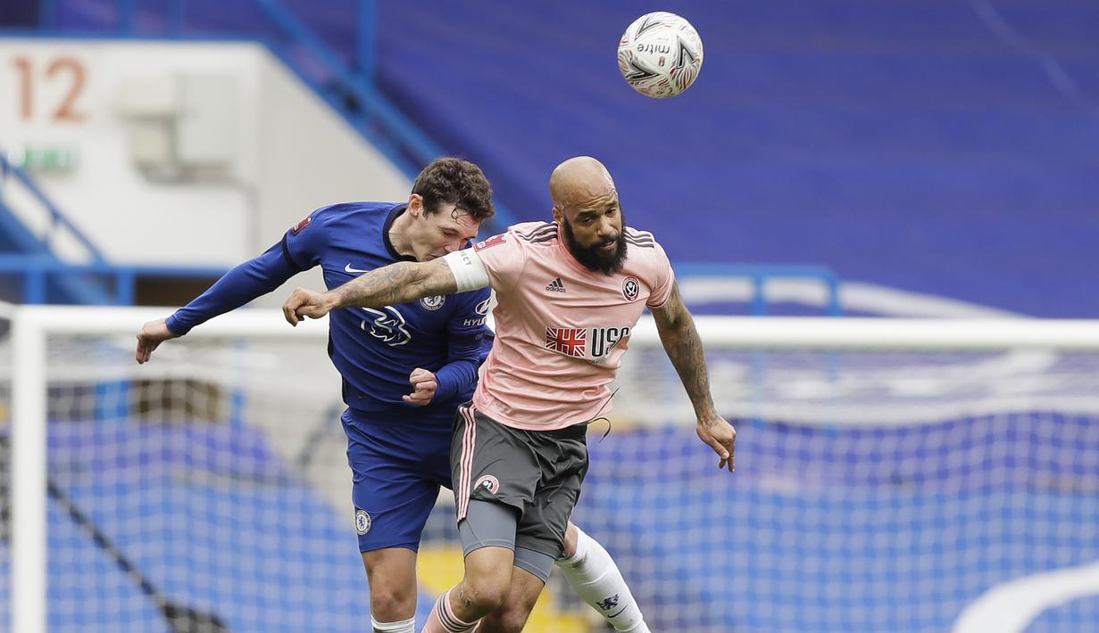 Striker Sheffield United, David McGoldrick (kanan) berduel udara dengan bek Chelsea, Andreas Chistensen dalam laga perempatfinal Piala FA 2020/2021 di Stamford Bridge, London, Minggu (21/3/2021). Sheffield United kalah 0-2 dari Chelsea. (AP/Kirsty Wigglesworth)