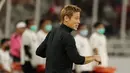 Mantan bintang Timnas Jepang itu begitu aktif memberi arahan dan sesekali meneriaki pemainnya dari pinggir lapangan. (Bola.com/Abdul Aziz)