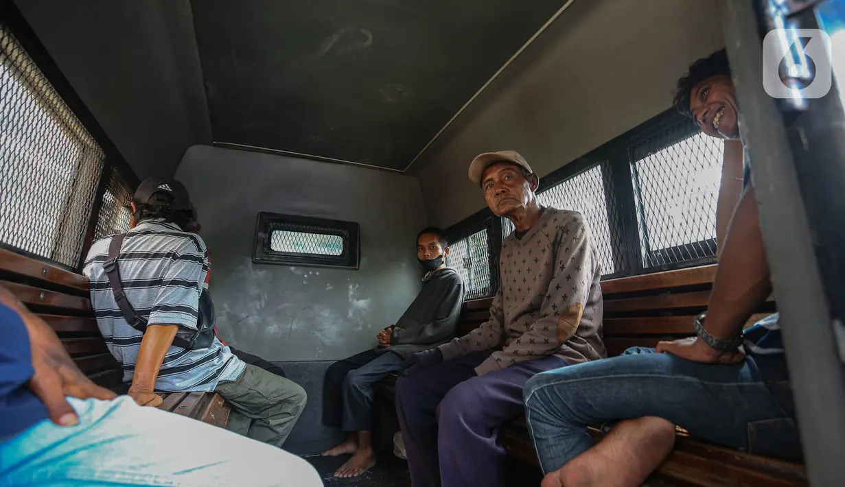 Usai ditindak, para juru parkir liar ini akan diminta untuk menandatangani surat pernyataan untuk tidak kembali melakukan pengaturan parkir secara liar. (Liputan6.com/Angga Yuniar)