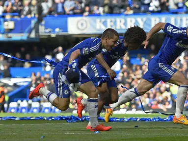 Penggawa Chelsea merayakan keberhasilan meraih trofi juara Liga Premier Inggris musim 2014/2015. (Reuters/Dylan Martinez)