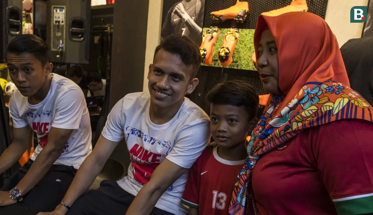 Pesepak bola, Egy Maulana foto bersama fans saat peluncuran Nike Born Mercurial 360 di Fisik Football, Jakarta, Rabu (7/3/2018). Nike merilis model terbaru Nike Mercurial Superfly dan Vapor 360. (Bola.com/Vitalis Yogi Trisna)