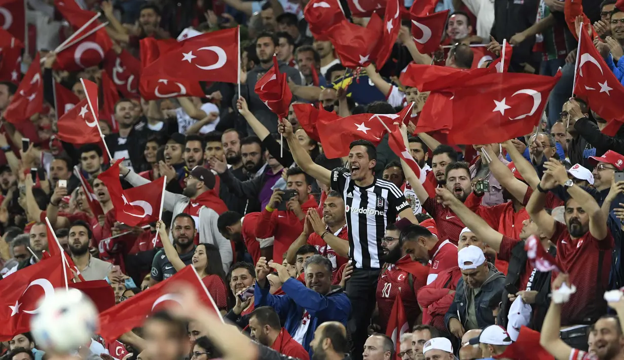 Suporter Turki merayakan kemenangan timnya atas Republik Ceska Pada laga grup D Euro Cup 2016   di Stadion Bollaert-Delelis, Lens (22/6/2016) dini hari WIB. (AFP/Miguel Medina)
