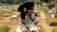 Hari ini adalah peringatan ultah ke-73 Bastian Tito. Vino G Bastian mengajak keluarganya nyekar ke makam sang ayah. (Instagram/ vinogbastian__)