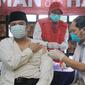 Wali Kota Tangerang Arief R Wismansyah menjalani vaksinasi Covid-19 dosis kedua di Plaza Puspemkot Tangerang, Jumat (29/1/2021). (Liputan6.com/Pramita Tristiawati)