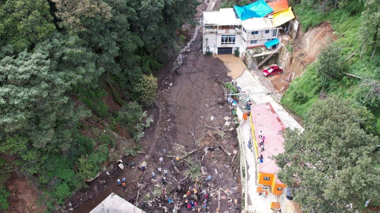 Hujan deras yang mengguyur daerah tersebut memicu tanah longsor yang menewaskan seorang anak kecil dan membuat beberapa orang lainnya terjebak.  Foto: REUTERS / Luis Cortes