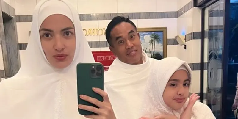 Potret Nia Ramadhani dan Keluarga Jalani Umrah, Pesona Sang Anak Pakai Hijab Manglingi