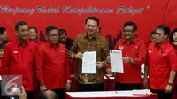 Basuki Tjahaja Purnama (tengah) dan Djarot Saiful Hidayat (kedua kanan) menunjukkan kontrak politik dengan PDIP, Jakarta, Selasa (20/9).  PDIP resmi mengusung Ahok dan Djarot pada Pilgub DKI 2017. (Liputan6.com/Herman Zakharia)