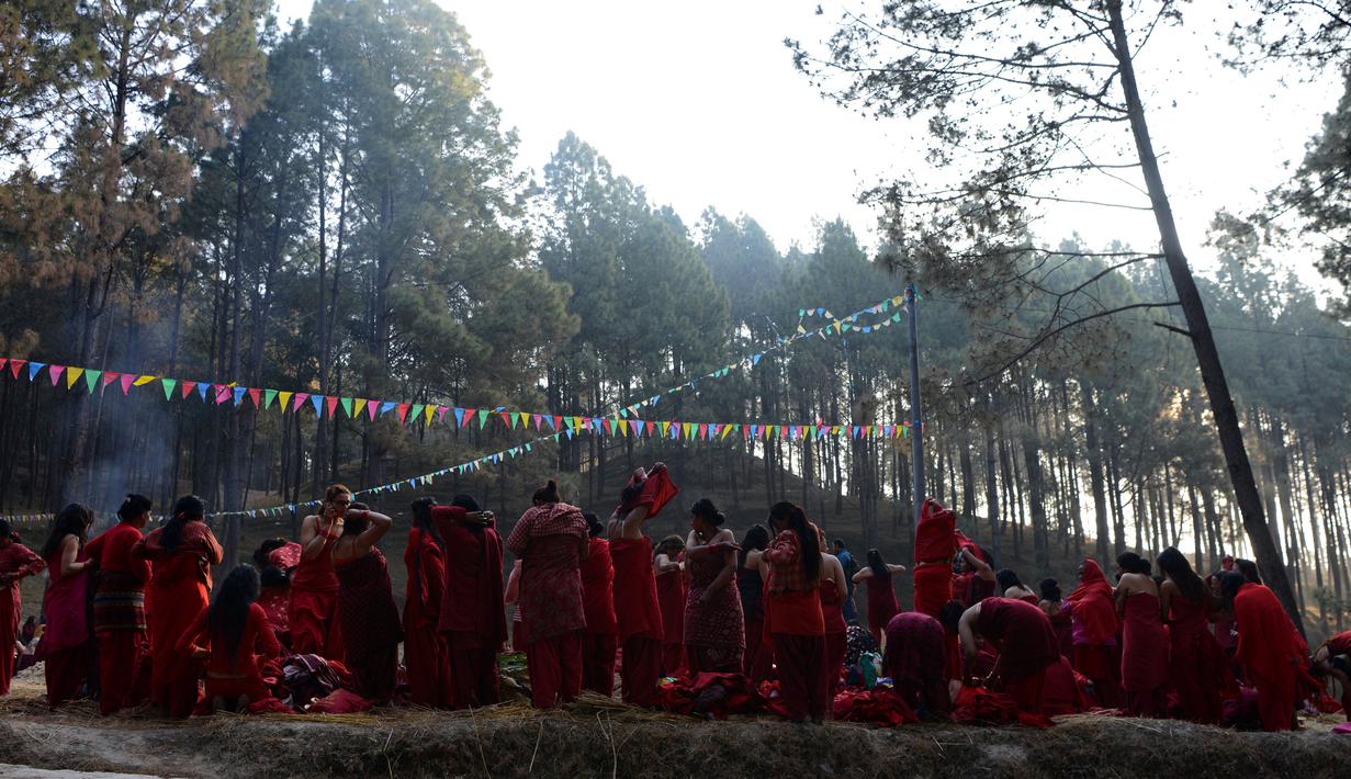 Intip Wanita Hindu Nepal Mandi Suci di Hutan Pedalaman ...