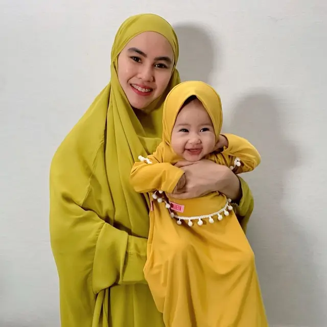 6 Potret Bayi Seleb Pakai Hijab, Sukses Bikin Gemas