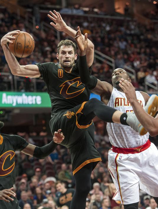 Pemain Cleveland Cavaliers, Kevin Love (kiri), melakukan rebound di depan pemain Atlanta Hawks, Paul Millsap, pada laga NBA musim reguler 2016-2017 di Quicken Loans Arena, Rabu (9/11/2016) WIB. (AP Photo/Phil Long)