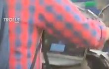 VIDEO: Pria Ini Lakukan Zoom Meeting Pakai Laptop Sambil Nyetir Motor