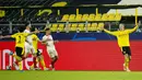 Pemain Borussia Dortmund juga berusaha menahan amarah pemain Sevilla yang sedang mengejar Erling Haaland karena tak terima kipernya yaitu Yassine Bounou diledek Haaland. (Photo by LEON KUEGELER / various sources / AFP)