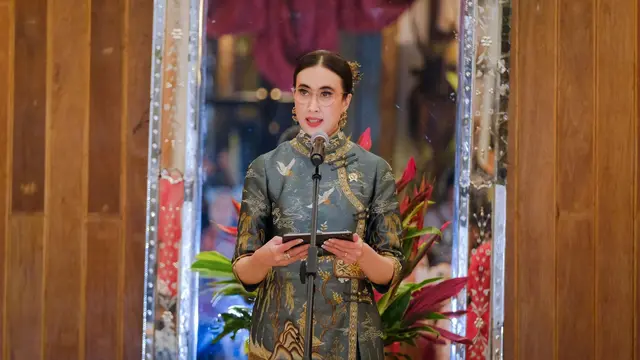 Potret Elegan Bak Bangsawan dari Menpar Widi Wardhana Saat Rayakan Imlek di Kota Tua, Berbalut Busana Khas Peranakan