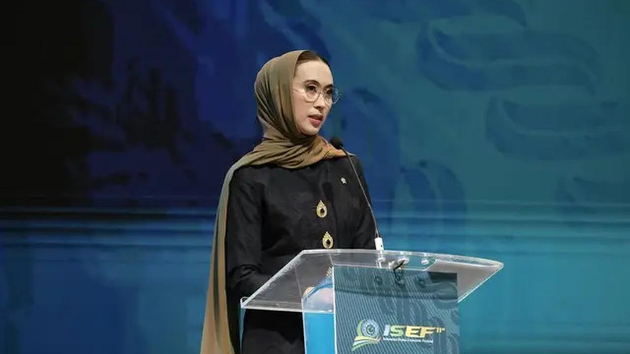 7 Potret Menteri Pariwisata Widiyanti Putri Tampil Sederhana, Dikenal Tajir