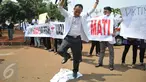 Massa menginjak jas putih khas dokter saat melakukan unjuk rasa di depan Istana Merdeka, Jakarta, Senin (7/9/2015). Mereka memprotes Kemenristek Dikti yang telah menahan ijazah fakultas kedokteran mereka. (Liputan6.com/Gempur M Surya)