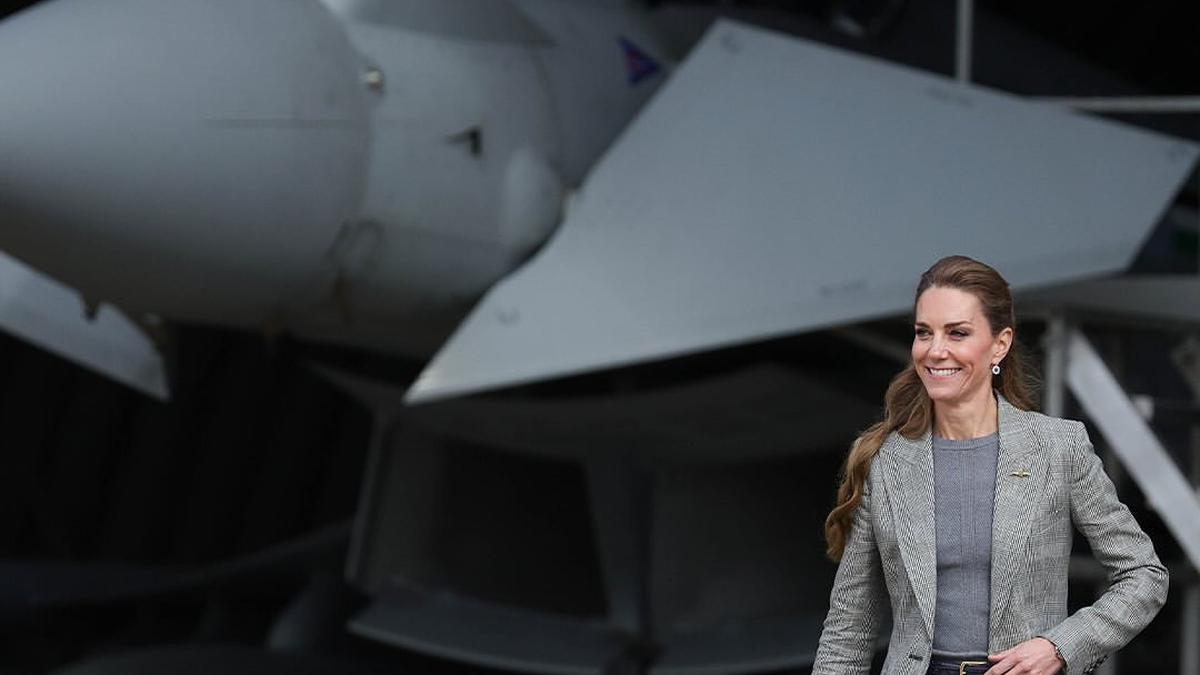 Kate Middleton Turun Mundur Anak Tangga Pesawat dengan Heels 10 CM, Tetap Anggun dengan Aura Maskulin