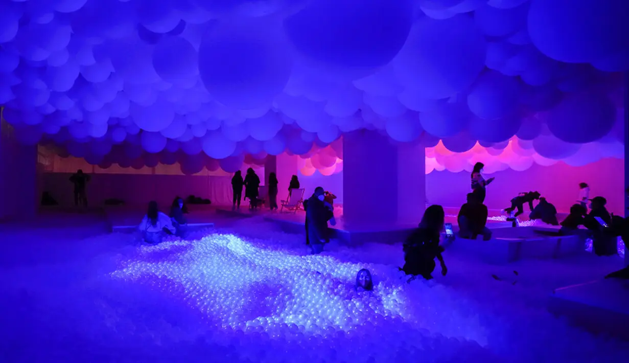 Pengunjung berenang dalam kolam bola pada pameran seni Let's Fly yang seluruhnya terdiri dari balon dan karya seni tiup di Museum Balon Roma, Italia, 5 Januari 2022. (AP Photo/Alessandra Tarantino)