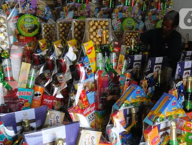 Pedagang sedang merapikan dagangan parcel di Kawasan Jalan Haji Samali, Jakarta, Selasa (11/4/2023). (merdeka.com/Imam Buhori)