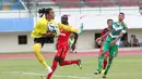 Jandia Eka Putra, Kiper Semen Padang ini melompat seperti Kungfu saat mengamankan bola pada laga Piala Jenderal Sudirman di Stadion Manahan, Solo, Selasa (15/12/2015). (Bola.com/Nicklas Hanoatubun)
