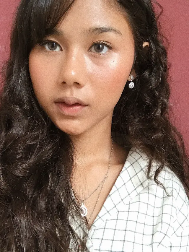 [Bintang] Flirty Cute, Glowing Cherry Makeup Andalan Nadin Amizah Jadi Model Dandanan Stunning Remaja Milenials