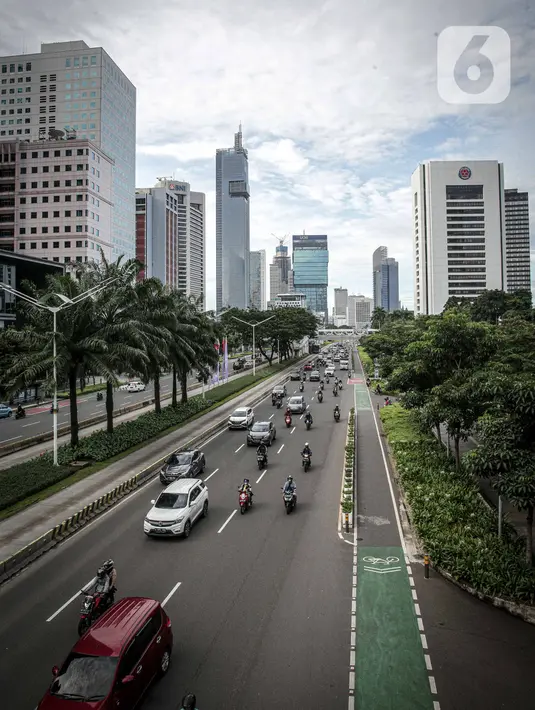 Sejumlah kendaraan melintas di kawasan Jalan Sudirman, Jakarta, Senin (14/2/2021). Indeks Kemacetan 2021 menempatkan Jakarta pada peringkat 46 atau mengalami penurunan dibandingkan tahun sebelumnya yang menempati peringkat 31. (Liputan6.com/Faizal Fanani)
