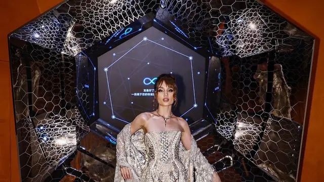 5 Potret Cinta Laura di Exhibition Bvlgari, Pamer Keakraban Bersama Liu Yifei hingga Anne Hathaway