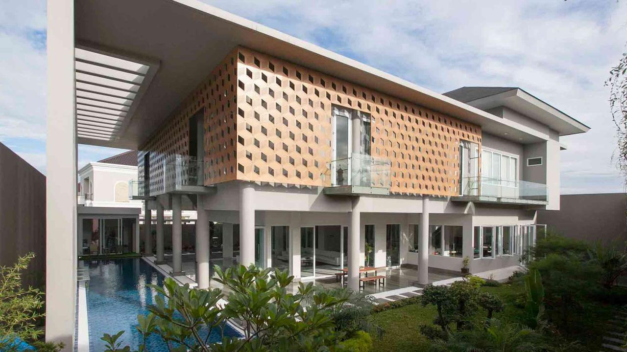 Arsitektur Rumah Modern Keren dengan Lantai Kaca dan Kolam Renang Semi Indoor