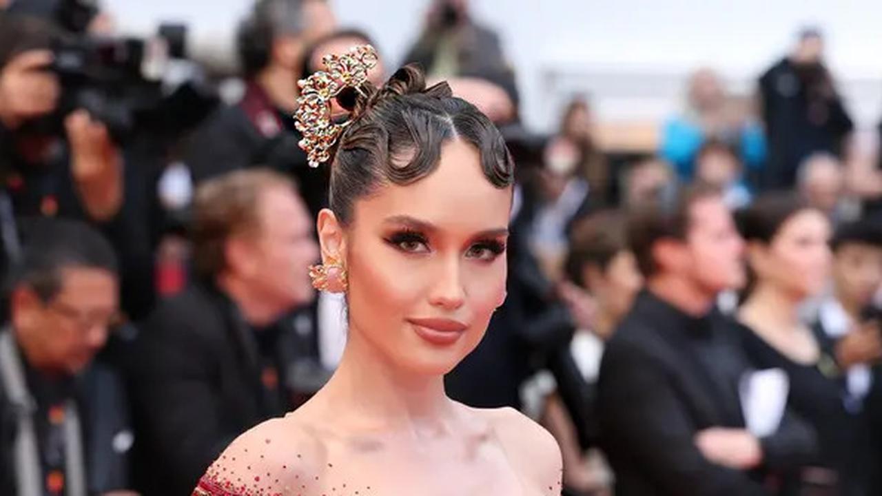 Potret Cantik Menawan Cinta Laura Pakai Kebaya Merah di Karpet Merah Festival Film Cannes 2025, Tampil Fearless dengan Full Makeup