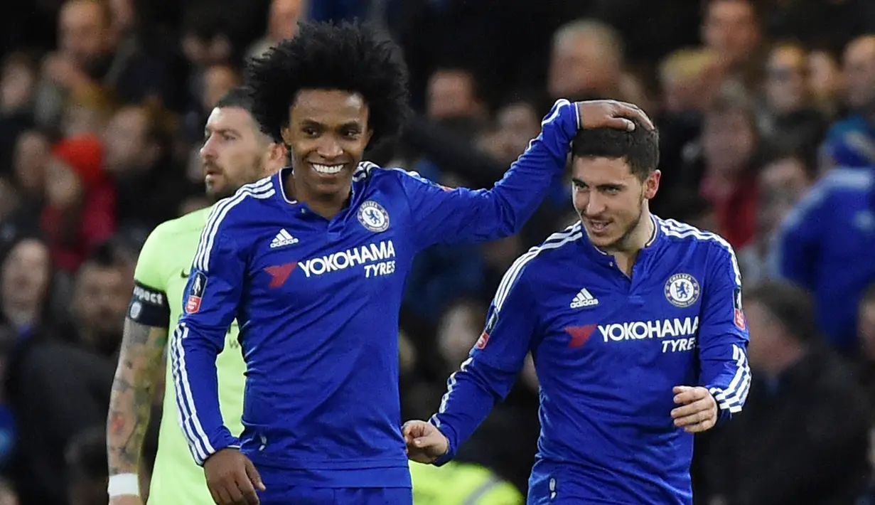 Pemain Chelsea, Willian (kiri) merayakan gol yang dicetaknya ke gawang Manchester City dalam laga putaran kelima Piala FA di Stadion Stamford Bridge, London, Minggu (21/2/2016) malam WIB. (Reuters/Toby Melville))