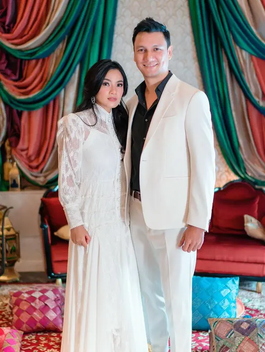 <p>Untuk acara formal, warna putih bisa jadi pilihan. Paduan dress panjang yang dikenakan Titi dan suit putih Christian sangat pas untuk outfit couple diacara formal. [Instagram/titi_kamall]</p>
