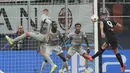 Olivier Giroud menjadi bintang kemenangan Milan dengan memborong dua gol. Selain itu, Giroud juga menyumbang assist untuk gol yang dicetak Rade Krunic dan Junior Messias. (AP/Luca Bruno)